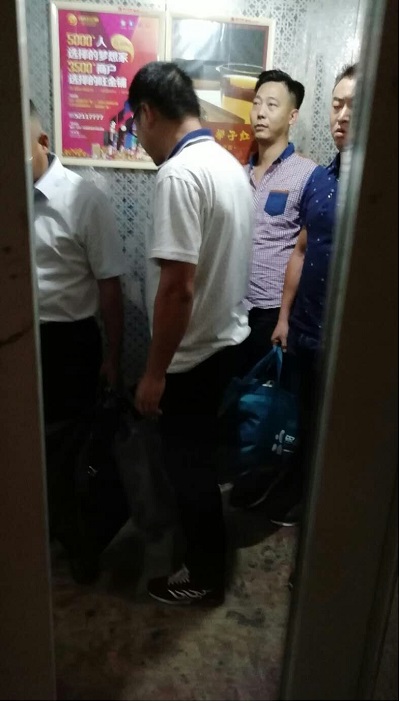 镇干部谭成毅指使刑满释放人员贴身跟踪知名企业家半月图片